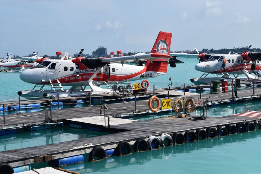 hydroplanom sa dostanes do vela rezortoch na Maldivach