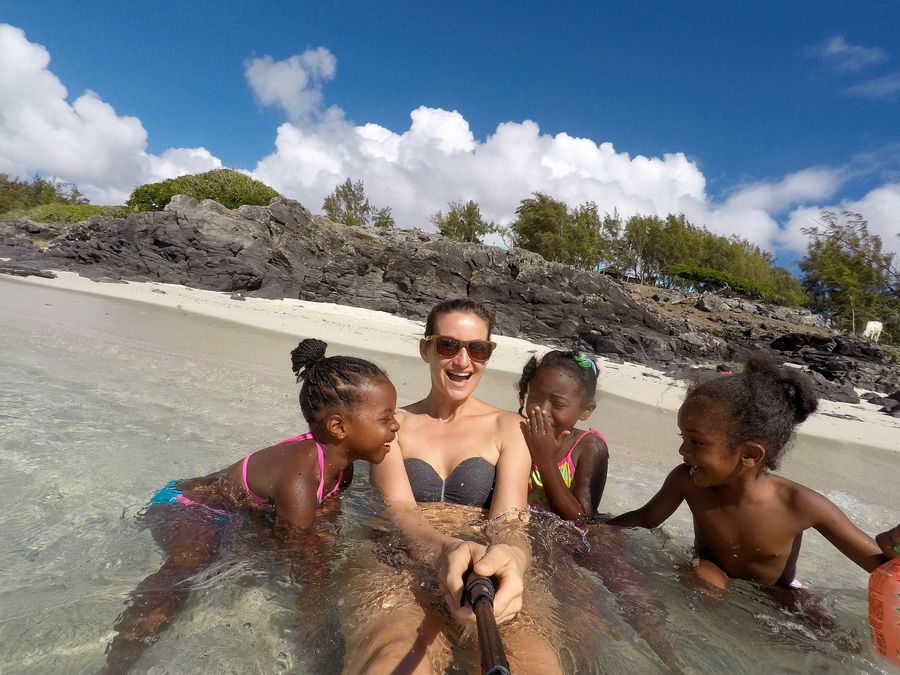 s miestnymi detmi na ostrove Rodrigues