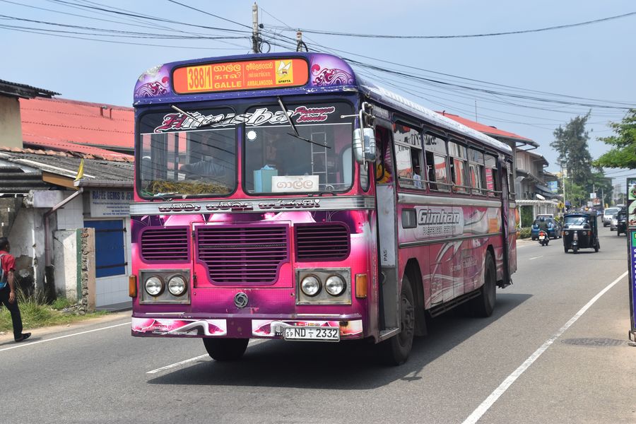miestny autobus na Sri Lanke, ktory jazdi velmi rychlo