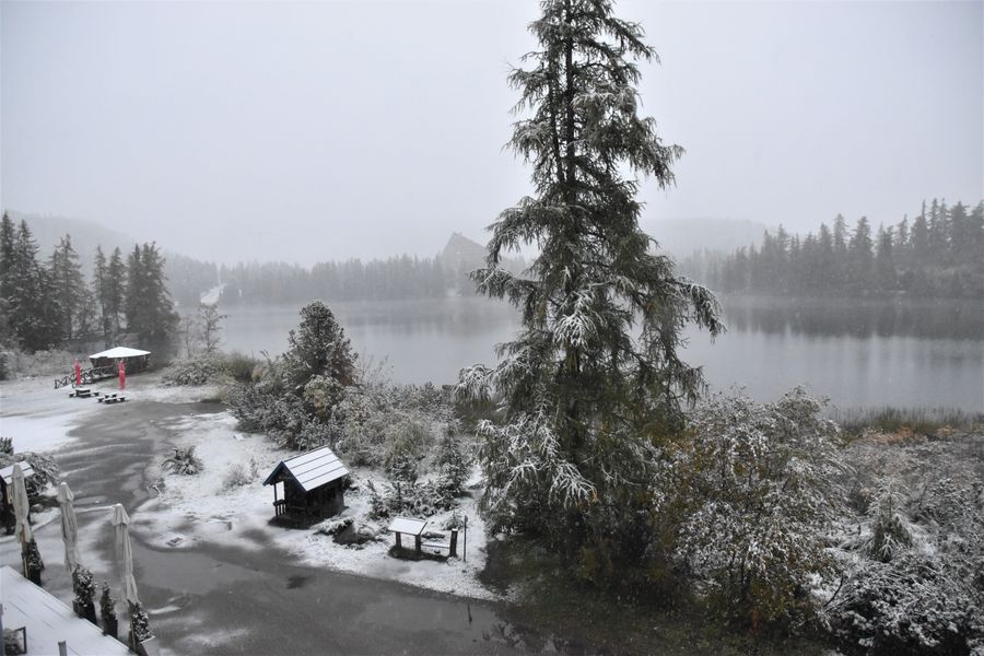 vyhlad z okna na Strbske pleso ked nasnezilo