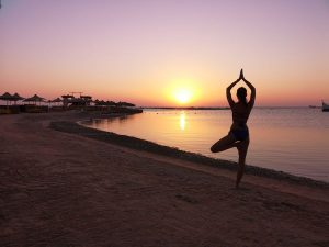 joga pri vychode slnka na plazi v Egypte