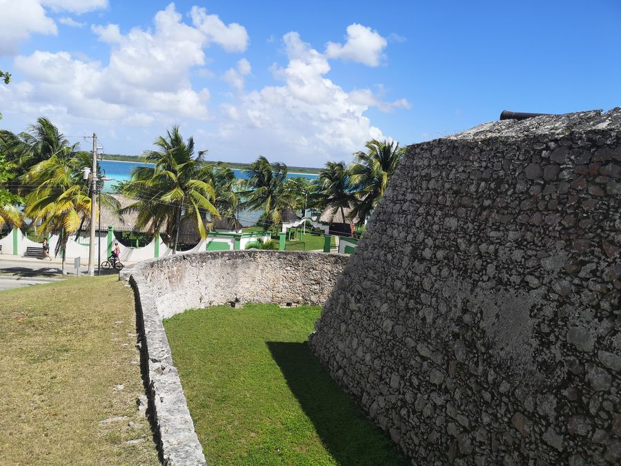 pevnost San Felipe a vyhlad na lagunu Bacalar