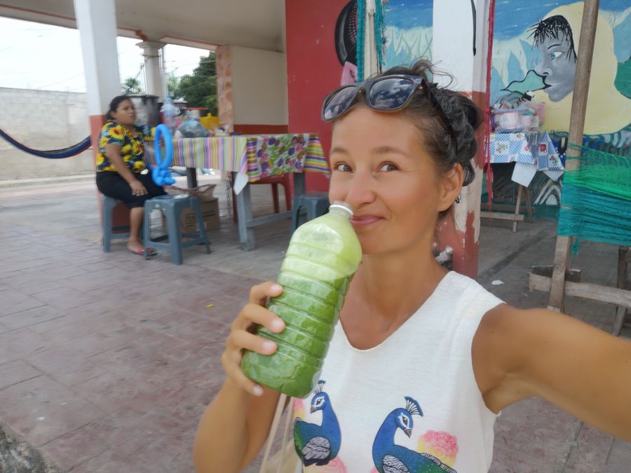 popijam cerstvu zelenu stavu na trhu v Bacalar v Mexiku