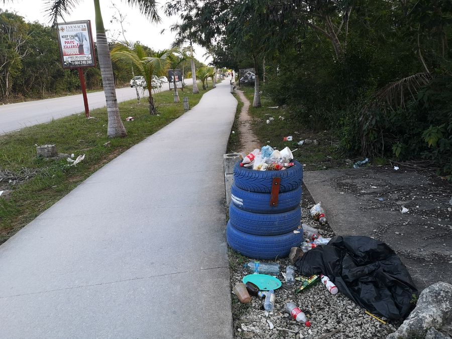 odpadky pri chodniku v Tulume cestou na plaz