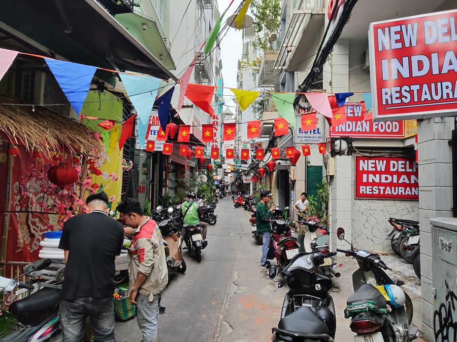 Vietnam cestovanie doprava v bocnej ulicke v Hocimonovom meste