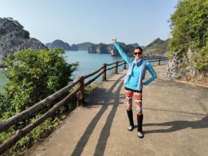 Vietnam cestovanie prechadzka pri pobrezi v Cat Ba