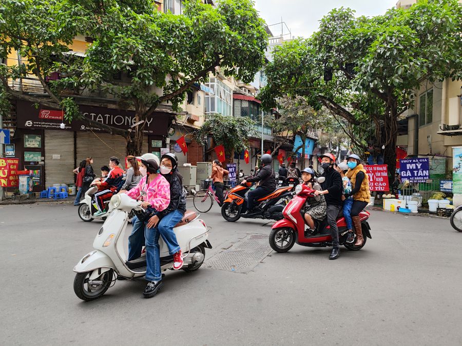 Vietnam cestovanie rodinka na skutri