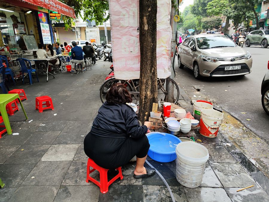 cestovanie vo Vietname umyvanie riadov na ulici