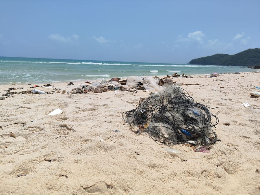 odpadky na plazi na Phu Quoc ostrove vo Vietname