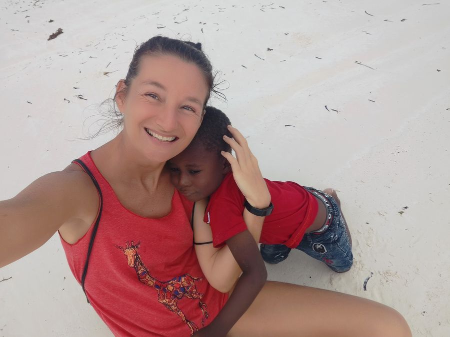 dovolenka na Zanzibare s miestnym chlapcekom na Pingwe plazi