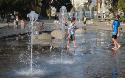 children-bathing-in-the-fountain-in-quinta-normal-park