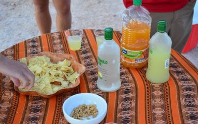 pisco-sour-and-snacks-at-laguna-de-piedra