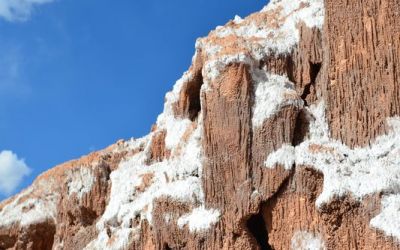 rocks-covered-with-salt-in-salt-mountain-range