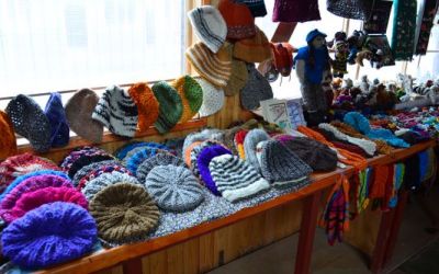 traditional-hand-made-woolen-hats-sold-in-achao-market
