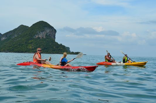 kayaking to Koh Pee island in Angthong Marine National Park