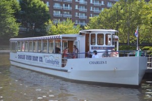Charles RiverBoat leaving from CambridgeSide Galleria
