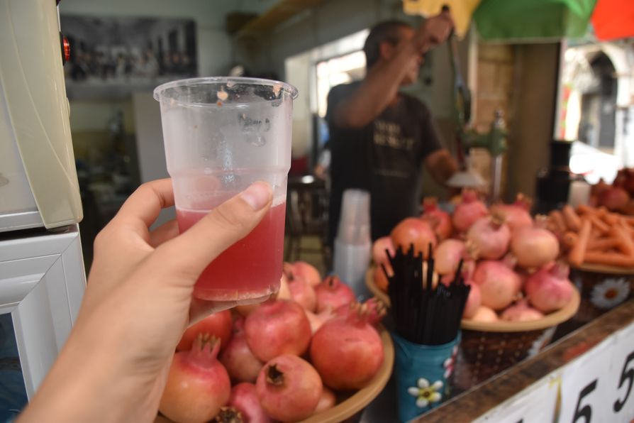 pomegranate juice Tel Aviv Carmel market (3)