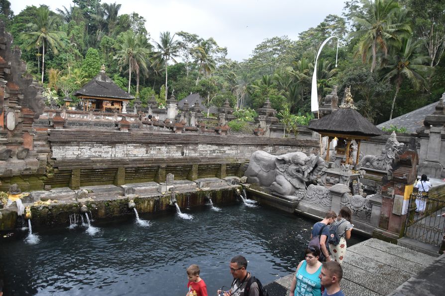 Pura Tirta Empul Bali water temple cleaning ritual (13)