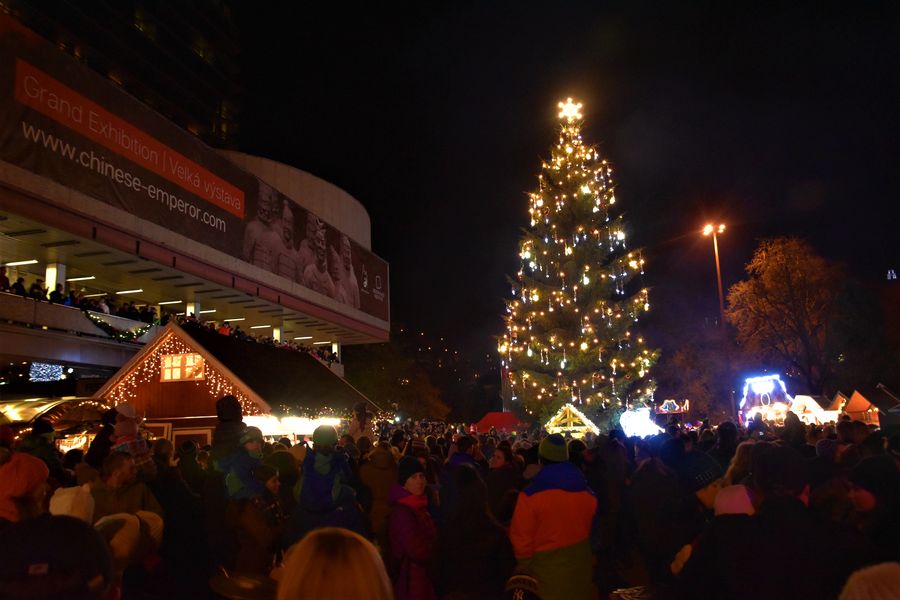 things-to-do-in-karlovy-vary-czech-republic-christmas-market-and-christmas-tree-170