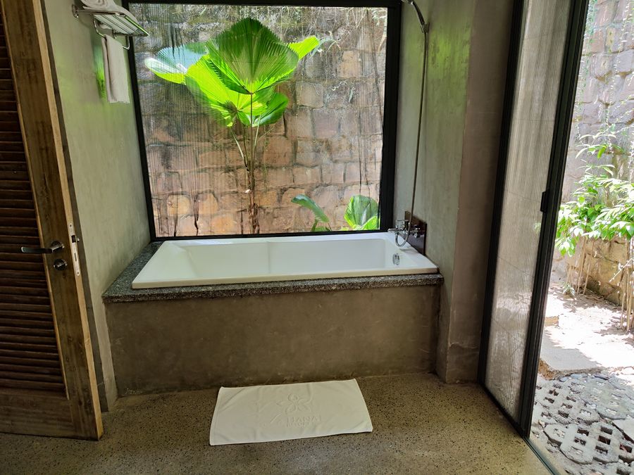 Lahana Resort Phu Quoc bungalow bathtub