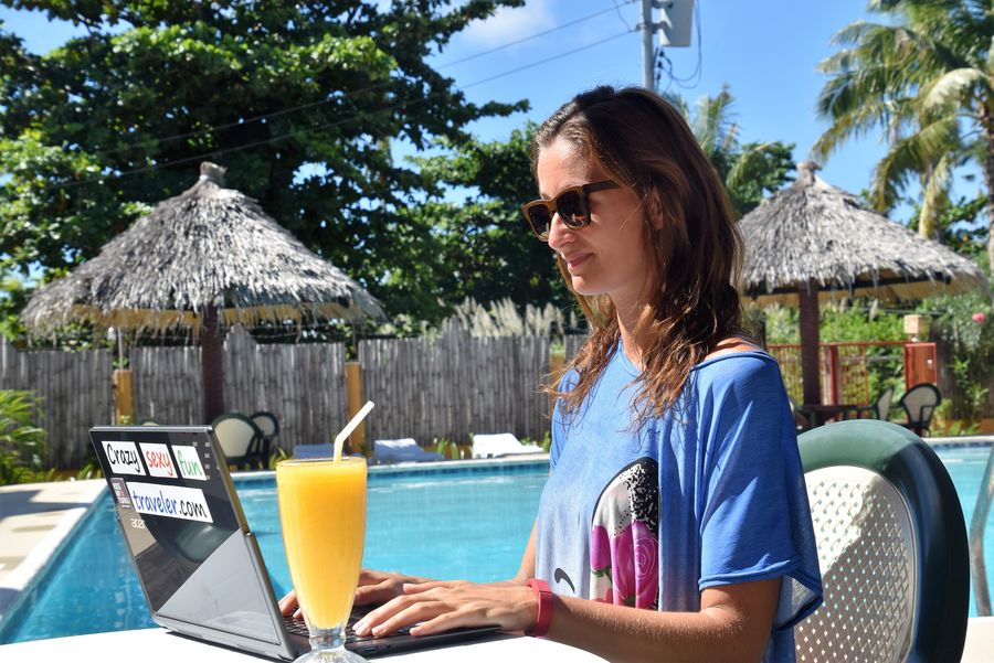 how to become a digital nomad - no one works in the sun